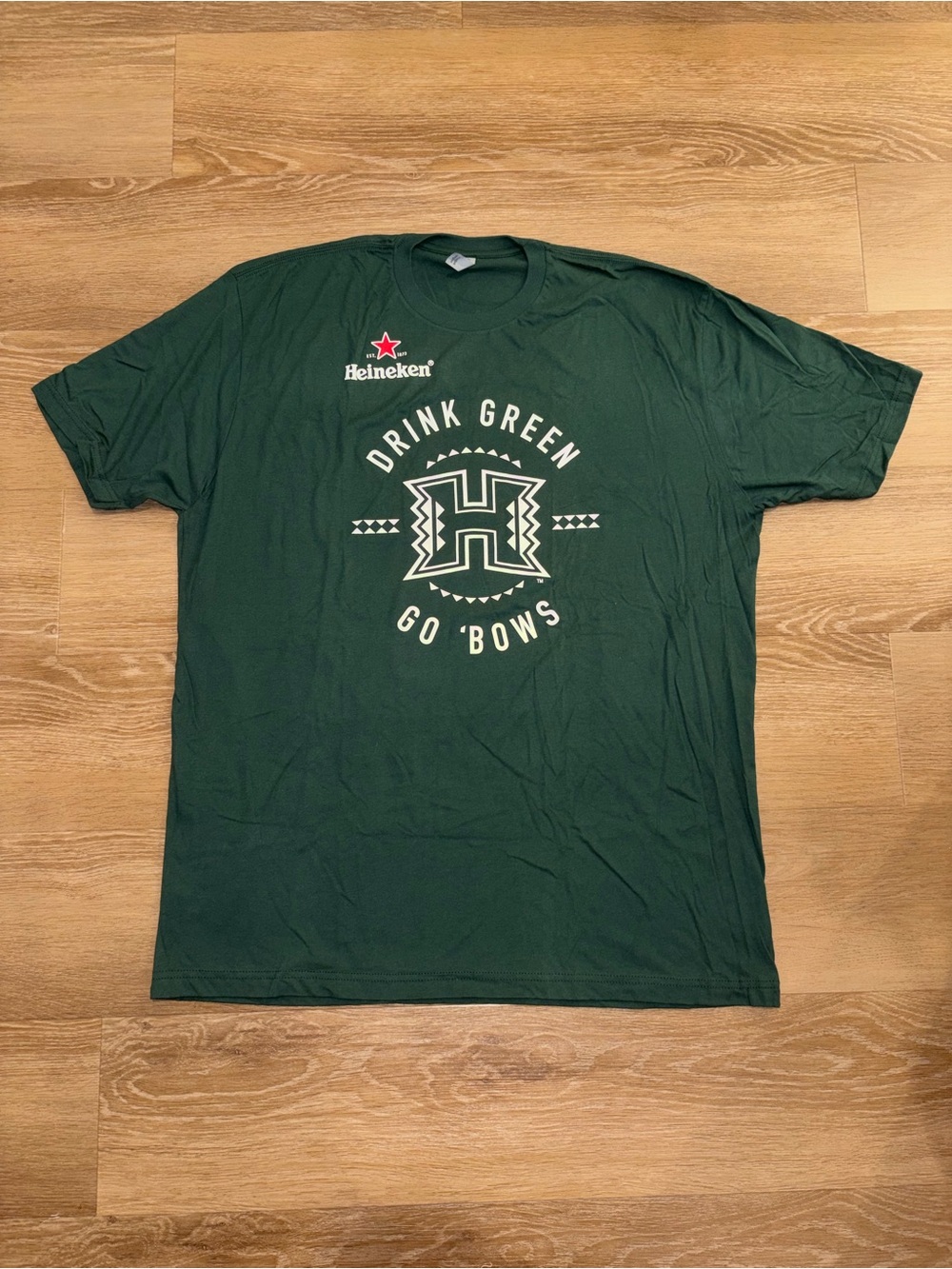 Heineken University Hawaii Drink Green Go Bows T-Shirt Men’s XXL UH New NWOT